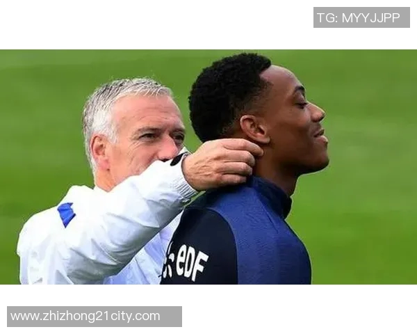 中东王子与足球明星亲密合影展现友谊与体育精神的完美结合